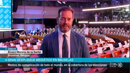 Álvaro Moreno de la Santa retransmitiendo en directo las elecciones europeas en Canal Sur